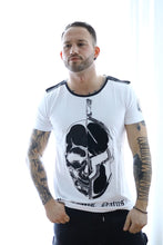Laden Sie das Bild in den Galerie-Viewer, R-Shirt Skull/Helm Nieten
