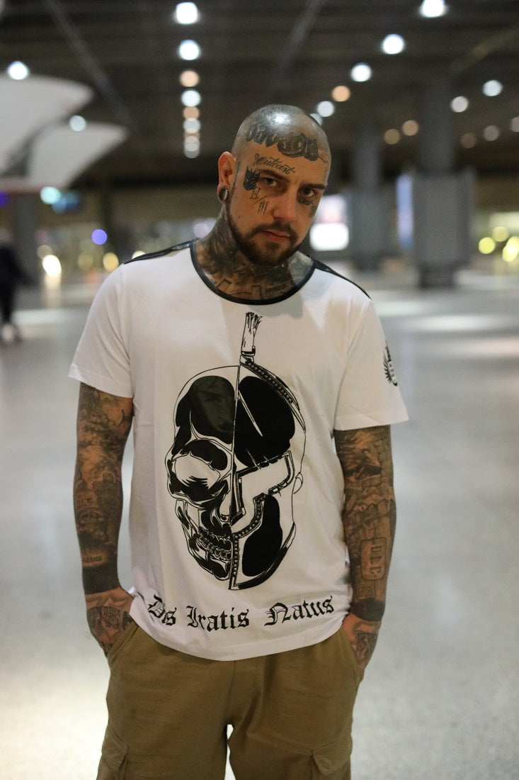R-Shirt Skull/Helm Nieten – DIS IRATIS NATUS | Premium T-Shirt