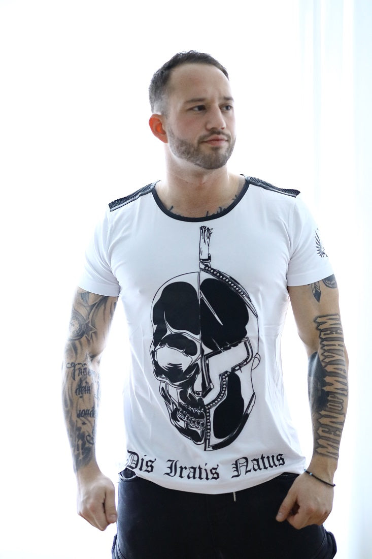 R-Shirt Skull/Helm Nieten – DIS IRATIS NATUS | Premium T-Shirt